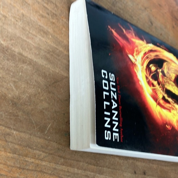 The Hunger Games by Suzanne Collins - Picture 6 of 8